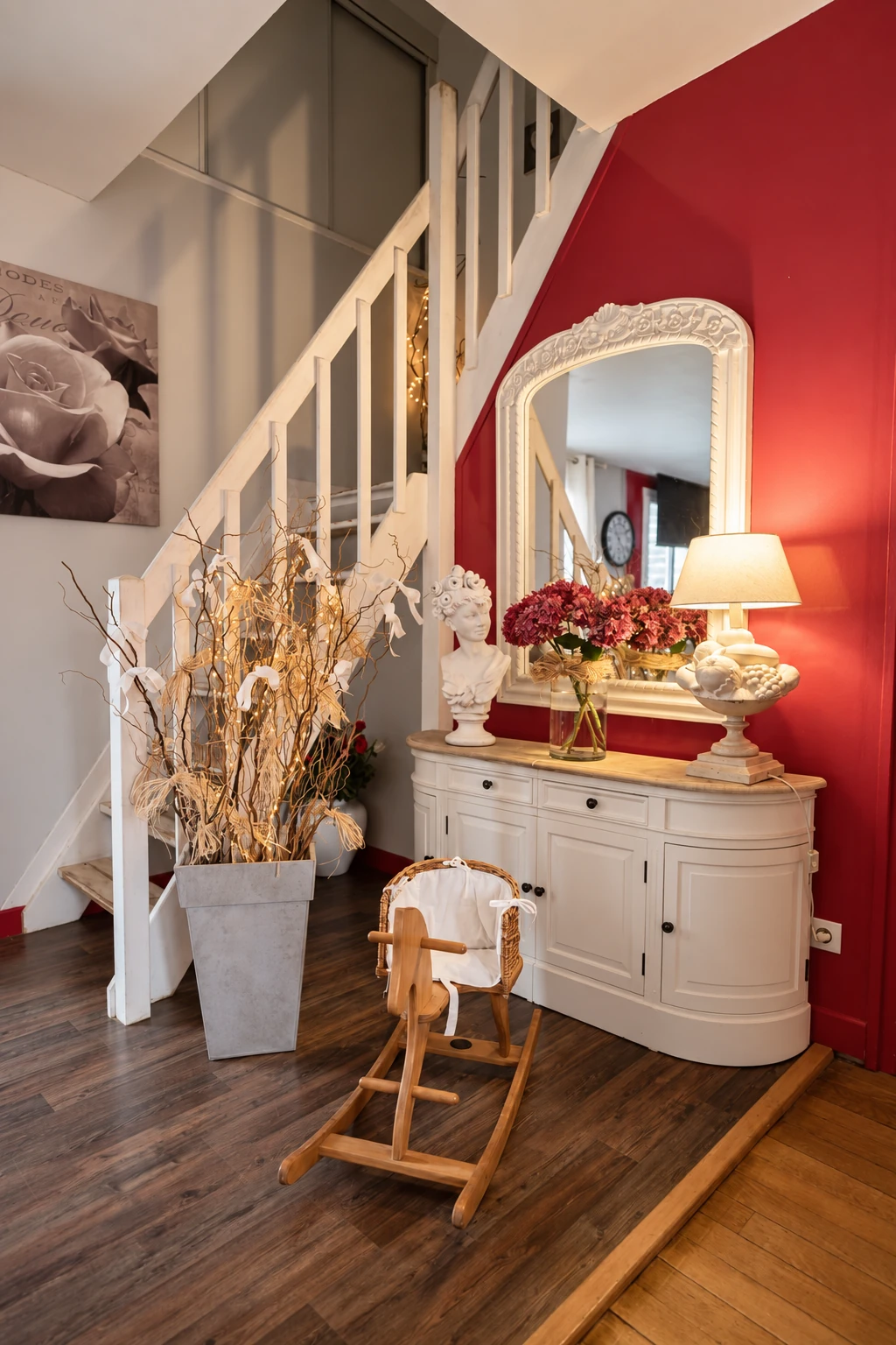 L’entrée accueillante de Chez Patou, son miroir et son escalier blanc