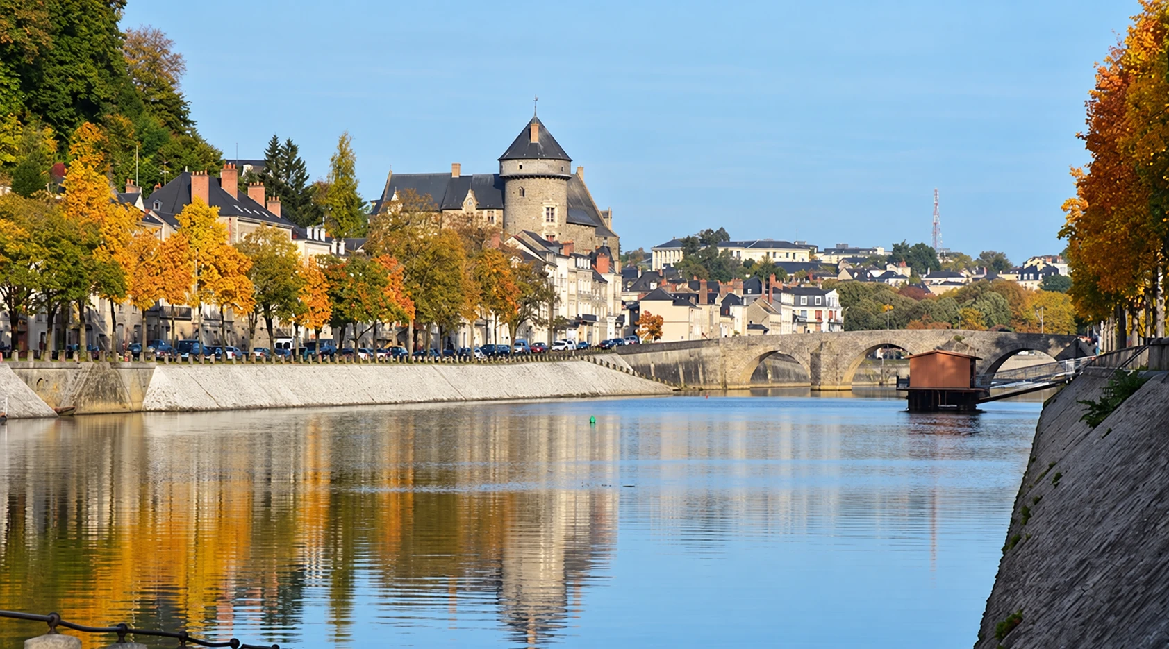 Le Vieux Château et le pont de Laval au-dessus de la Mayenne