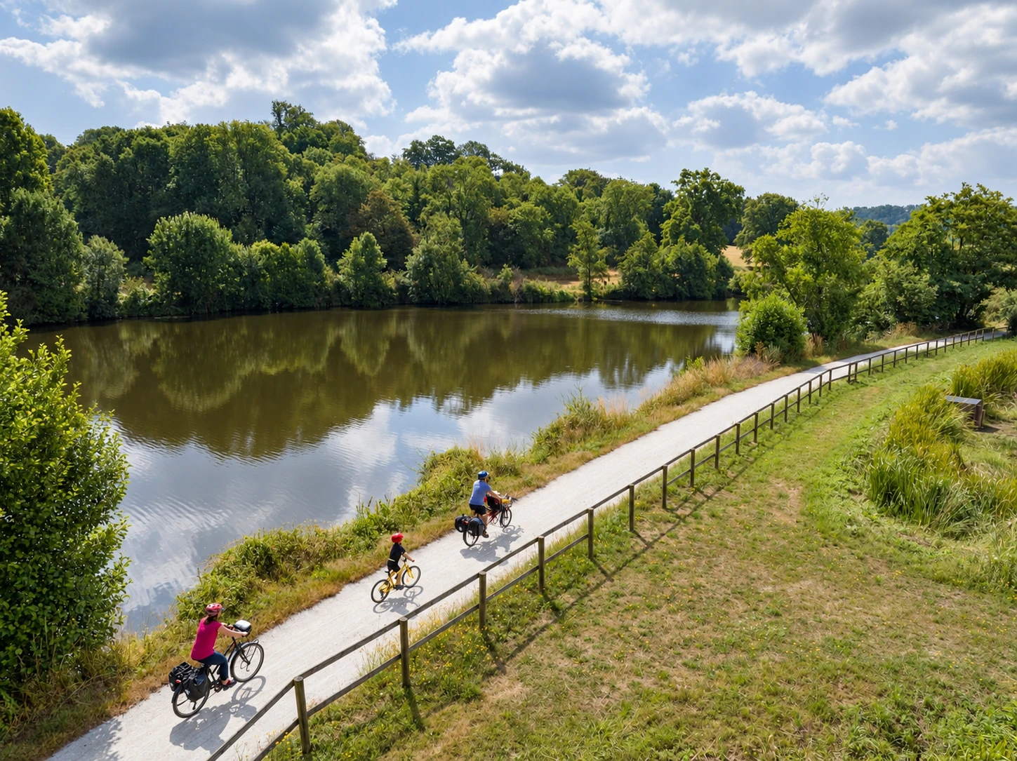Des cyclistes sur le chemin de halage au bord de la Mayenne
