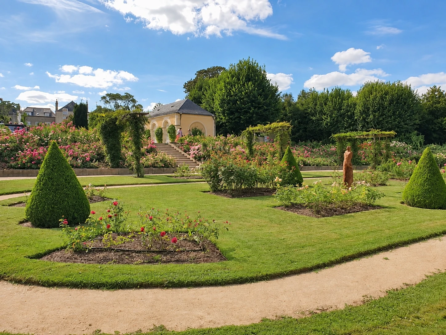 Les pelouses, les rosiers et le pavillon du jardin de la Perrine à Laval