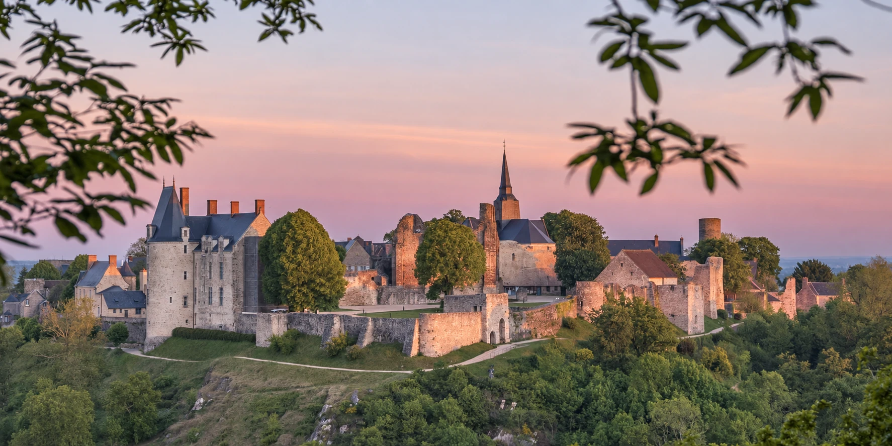 Le château, les remparts et le village de Sainte-Suzanne dans la lumière du soir