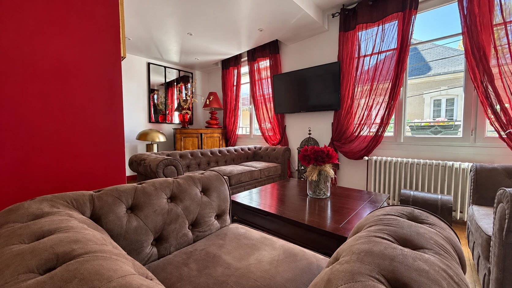 Le salon de Chez Patou, ses assises et sa décoration chaleureuse